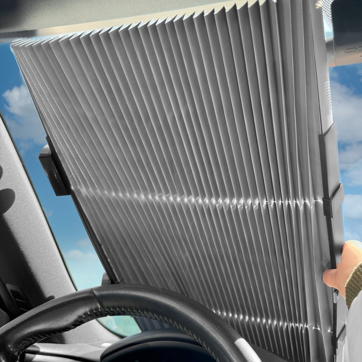 Солнцезащитная шторка на лобовое стекло с роликовым механизмом Vehicle Shade 1,2м*0,65 м